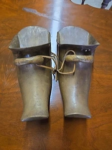 Par de estribos/zapatos de montar antiguos de latón grabados conquistadores españoles - Imagen 1 de 5