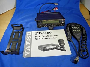 Transceptor móvil VHF/UHF Yaesu FT-5100 con micrófono, manual, soporte de montaje - Imagen 1 de 22