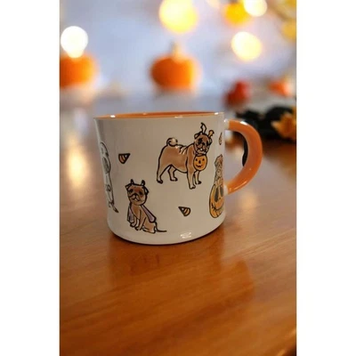Taza de café Halloween con perros Pug en disfraz y con calabazas Foto 1 de 2