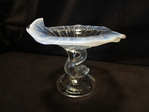 ANTICO PIATTO CARAMELLE COMPOSTO KOI DELFINO VETRO OPALESCENTE NORTHWOOD 6" largo - Foto 1 di 14
