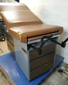 MIDMARK / RITTER 104 EXAMINATION TABLE 104 / 100-023 - Picture 1 of 12