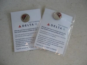 Nuevo en paquete PR Delta Airlines Keep Climbing Pin trasero para uniformes de empleados - Imagen 1 de 3