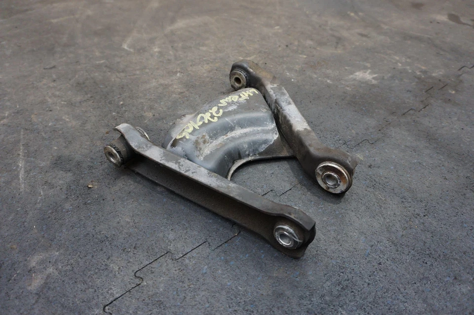 Brazo de palanca de control de suspensión superior lateral izquierdo trasero 104422 Ferrari 308 GTSi 1980 Foto 1 de 4