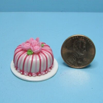 Casa de Muñecas Miniatura Día de San Valentín Pastel Redondo con Rayas y Rosas Rosas G6193 Foto 1 de 2