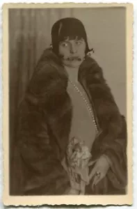 Foto aparte junge Dame mit Bubikopf Kappe kl. Schleier Pelzmantel 20er Jahre #2 - Picture 1 of 2