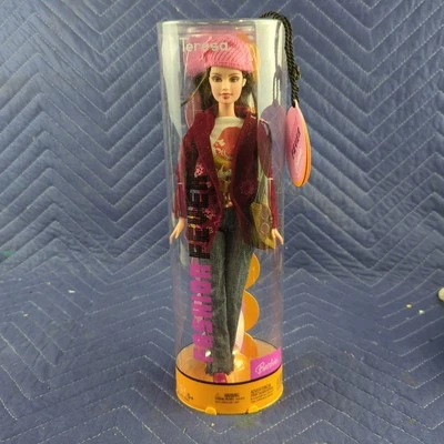 2004 Barbie Fashion Fever Teresa Pink Hat Burgundy Jacket Olive Green Bag H0667 - Image 1 of 4