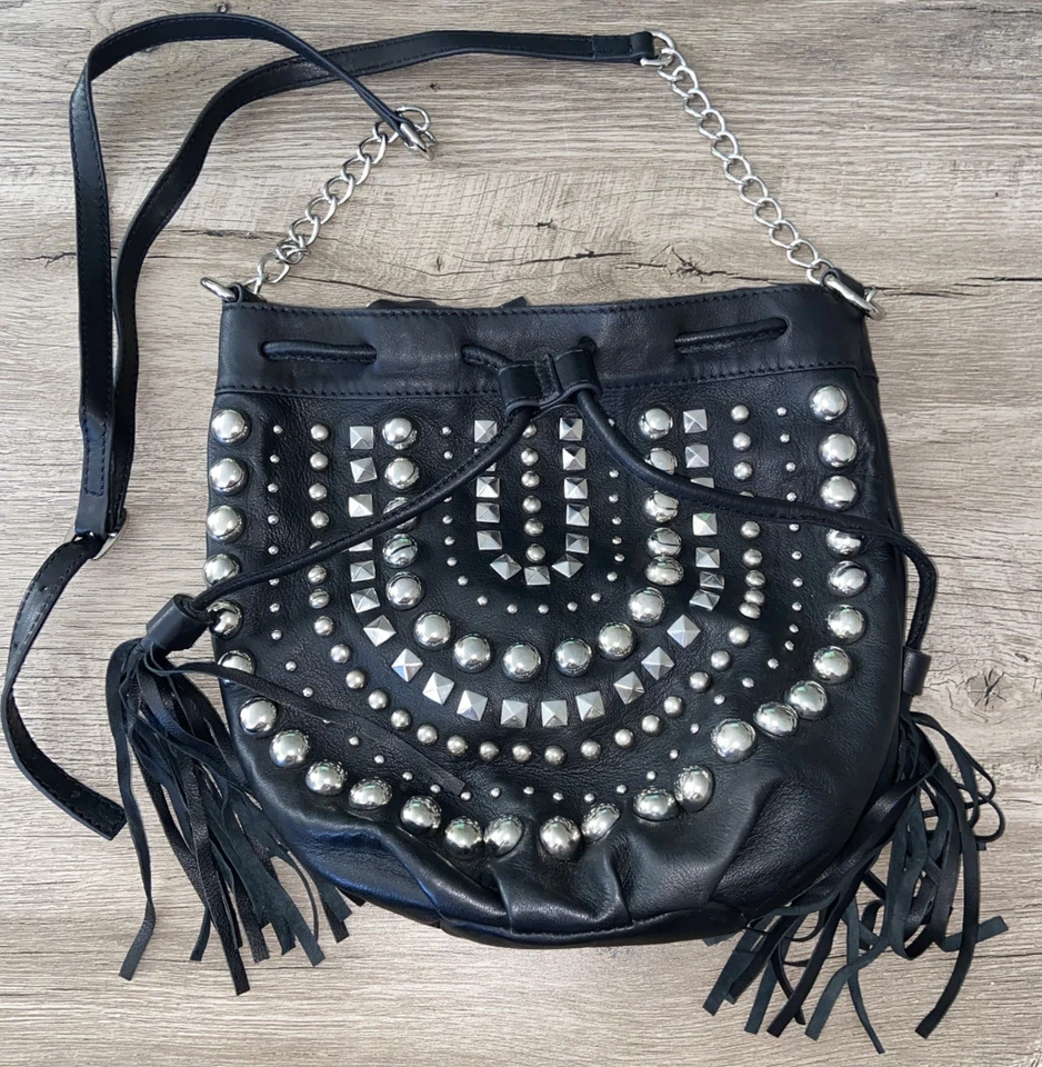 Urban Outfitters Cuero Negro con Tachuelas Plateadas Bolso Cubo Cordón Flecos Cartera Foto 1 de 4