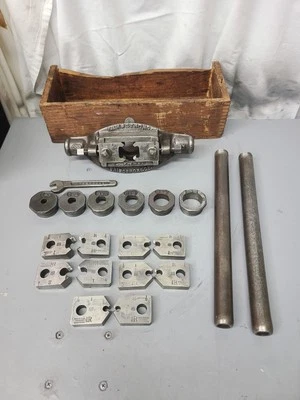 VINTAGE LOT SET OF ARMSTRONG STOCK & DIES ADJUSTABLE THREAD DIES, 1/8"-1", USA - Image 1 of 4