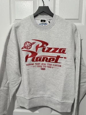 XS Disney | Kith for Pixar Pizza Planet Nelson Cuello Redondo Sudadera Suéter Gris Foto 1 de 4