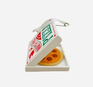 Adorno Hallmark 2024 “Pizza Polo Norte en una caja” - Imagen 1 de 3