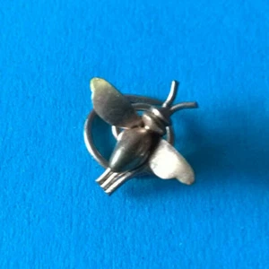 Epingle Tourbillon Boutonnière Ancienne Mouche Abeille Dorée Décoration - Picture 1 of 2