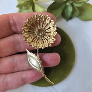 Vintage Gold Tone Glass Rhinestone Flower Pin Brooch - Picture 1 of 3