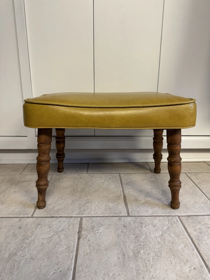 Reposapiés otomano vintage MCM vinilo color mostaza patas esculpidas Foto 1 de 4