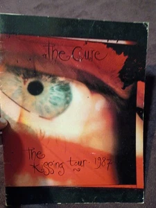 PROGRAMA DE LA GIRA THE CURE THE KISSING Libro de gira Folleto Concierto Souvenir 1987 - Imagen 1 de 9