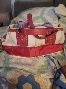 Atemberaubende rote Satin Coach Handtasche - Bild 1 von 8