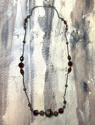 Collar largo vintage Avon rojo rubí y ámbar acrílico cuentas con detalles de plata oscura Foto 1 de 4