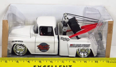 Grúa Jada Bigtime Kustoms BTK 1955 Chevy 55 Stepside blanca 1:24 Foto 1 de 4