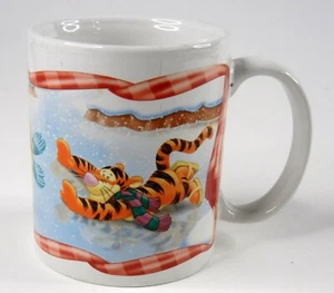 Taza de café Disney Winnie the Pooh Tigger Eeyore escena de invierno patinaje sobre hielo - Imagen 1 de 6