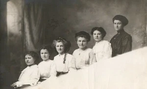 Postal antigua RPPC madre hijas mujeres bonitas damas familia victoriana 1910 - Imagen 1 de 2
