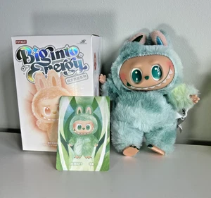 The Monsters Big into Energy Green Figur mit Box & Card Serenity BRANDNEU - Bild 1 von 6