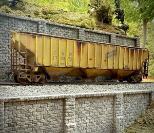 Intermountain HO Covered Hopper Chicago & Northwestern Weathered - Picture 1 of 10