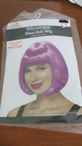 CELEBRATION ~ LILA KURZE BOB-PERÜCKE ~ Erwachsene Einheitsgröße ~ Neu in Verpackung - Bild 1 von 4