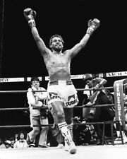 1980 Champion ROBERTO DURAN Beating Sugar Ray Leonard Glossy 8x10 Photo Poster 