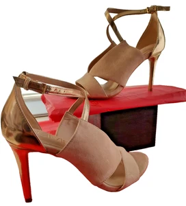 Zapatos Calvin Klein Gamuza Nude Dorado Stiletto Tacón Alto Correa Talla 8 Tacón 3.75 pulgadas - Imagen 1 de 22