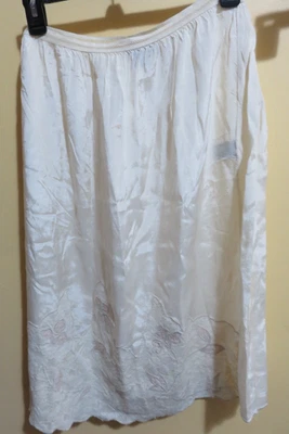 April Cornell Medio Slip Grande en Marfil con Borde Festoneado, Detalle Encaje con Rosa Foto 1 de 4