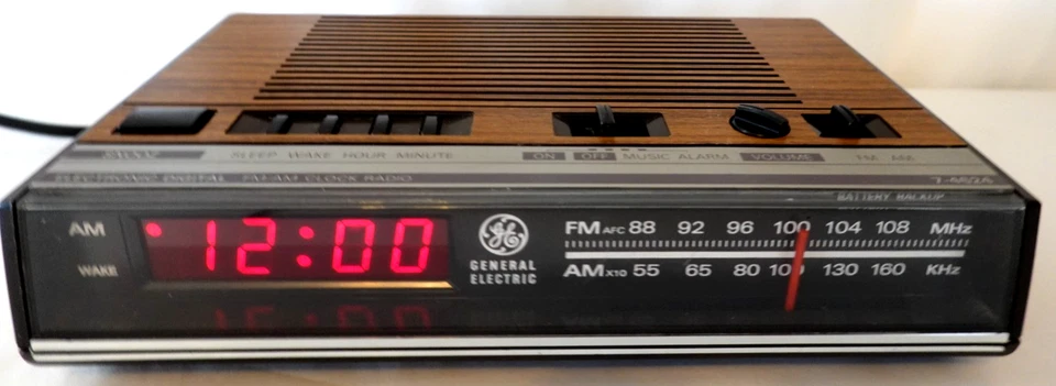 Rádio-relógio GE 7-4624B AM/FM display digital grão de madeira totalmente testado - Imagem 1 de 4