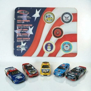 Action Armed Forces 2000 RCCA Lowe's Speedway 1:64 Die-Cast Race Cars & Tin Set - Imagen 1 de 10