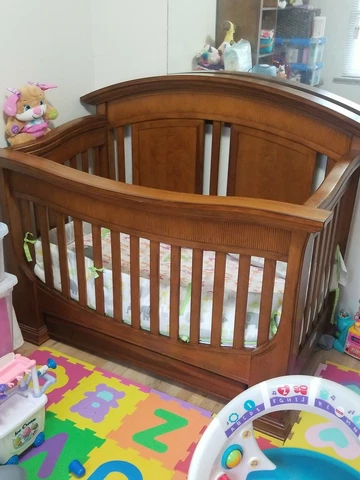 Baby Appleseed Chelmsford Convertible Crib w/Dresser and Hutch (Pickup ONLY) Cover