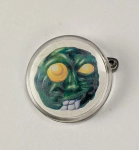 1980er Meiji Süßigkeiten Spielzeug Horror Maske Geist Abzeichen Ball Madballs Pin Mad Balls #3 - Bild 1 von 2
