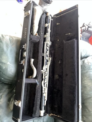 Clarinete bajo Selmer y estuche usado en buen estado Foto 1 de 4