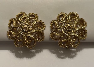 Vintage Signed Monet Paisley Cut Out Clip Earrings Gold Tone - Picture 1 of 5