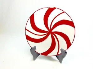 Rot-weißer Pfefferminzwirbel Sammelteller von The Living Quarters - Bild 1 von 7