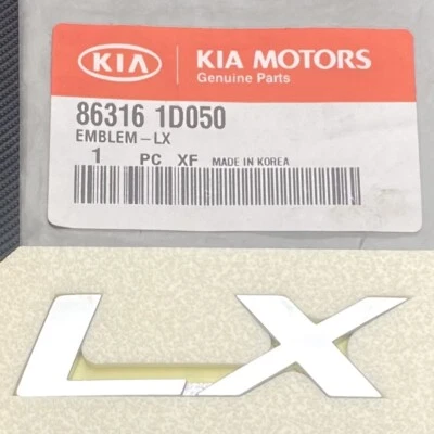 Placa de identificación emblema maletero trasero LX cromada 2007-2010 Kia Rondo 86316 1D050 OEM NUEVO Foto 1 de 3