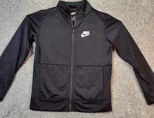 Nike Jungen Größe 7 Reißverschluss vorne Trainingsanzug Jacke schwarz weiß Logo 100 % Polyester - Bild 1 von 10