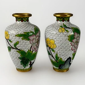 Vintage Pair 4 In White Chinese Cloisonne Vases W/ Floral Motif Enamel Brass - Picture 1 of 9