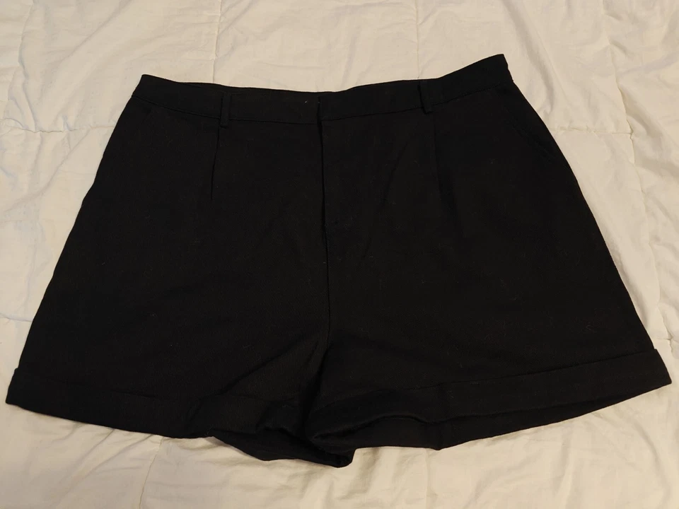 Shorts preto Kaileigh tamanho: XXL, plissado frontal, bolsos traseiros - Imagem 1 de 3