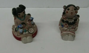 De Colección Pueblo Storyteller Pottery Cleo Tessedre Par Cada 2 1/2" Alto 1991 Firmado - Imagen 1 de 8