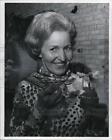 1973 Press Photo Mrs George Saltzer at Shakespeare Fashion Show planing
