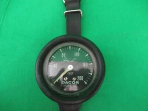 Muñeca de buceo de línea delgada DACOR de colección calibre de profundidad 200 pies buen estado - Imagen 1 de 6