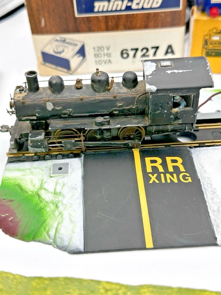 HO TRAIN LOT: TRACKS, TRANSFORMERS, MINI BALDWIN LOCOMOTIVE AND LOTS MORE!! - Image 1 of 4