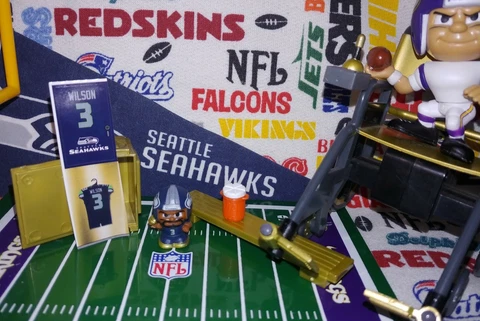 NFL 2021 Teenymates Ser 10(X) Seattle Seahawks QB Russell Wilson fig/locker set Cover