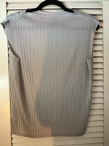 PLEATS PLEASE Chicwish Bone hochgeschlossenes ärmelloses Top - Bild 1 von 3