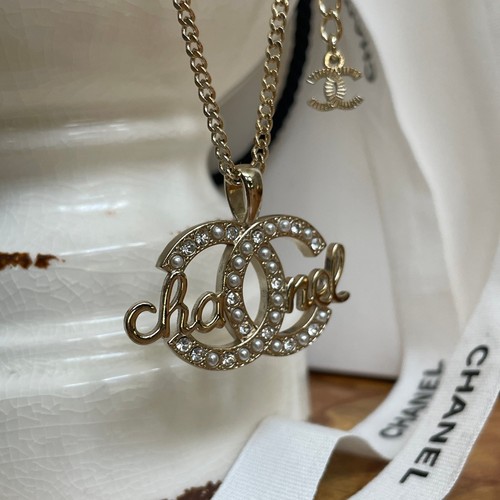 Collana di perle logo Chanel 23B Ciondolo scritta nuova con etichetta catena 22A oro CC rara