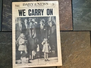 1963 New York Daily News John Kennedy Jr. Saluting Coffin carta completa - Foto 1 di 8
