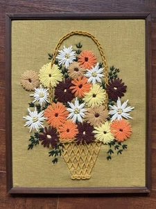 Vintage 70er Jahre handbestickter Blumenkorb Wandbild gerahmt - Bild 1 von 6