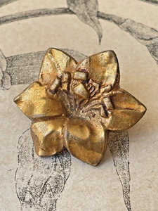 Grand Bouton en métal doré - fleurs de Lys - Artiste Haute Couture - Mercerie - Picture 1 of 2